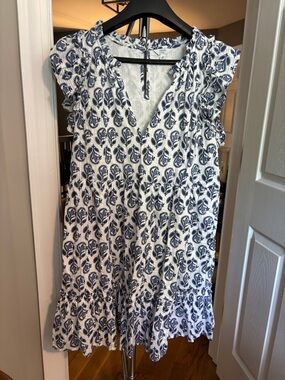 crown & ivy White and Navy Paisley V-Neck Mini Dress